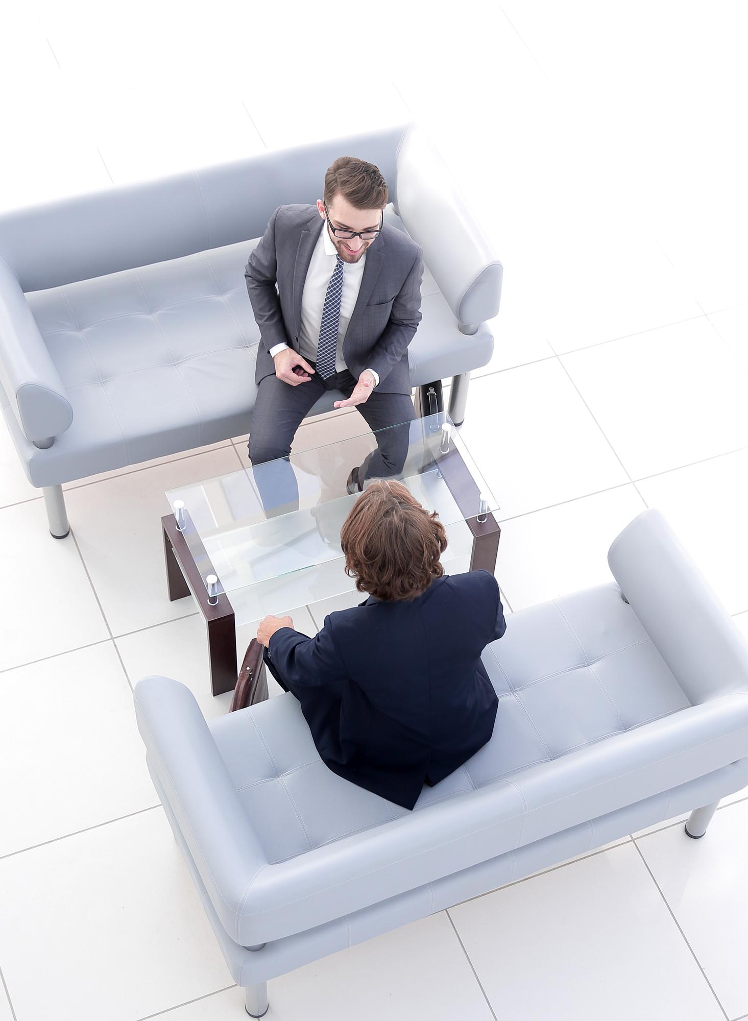 consultant imobiliar discutând plan cu client